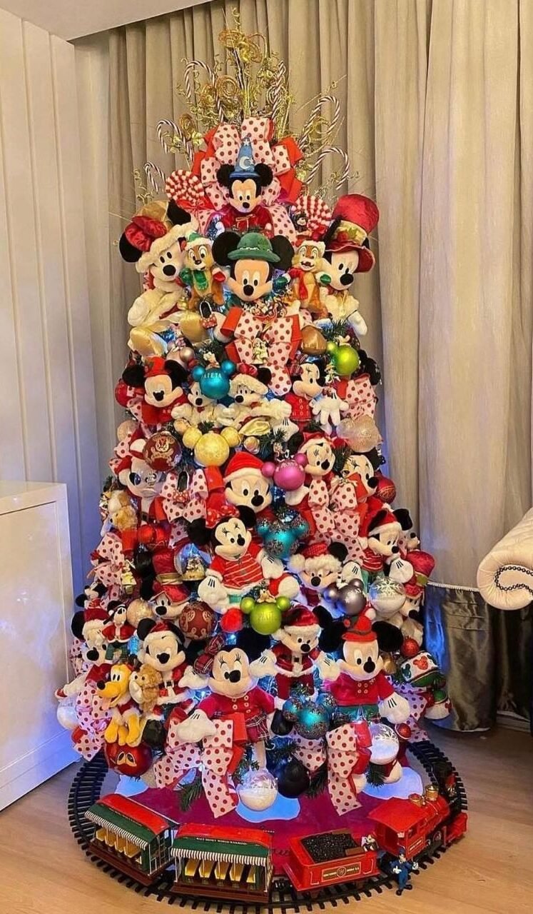 Árvore de Natal Decorada Temática Disney