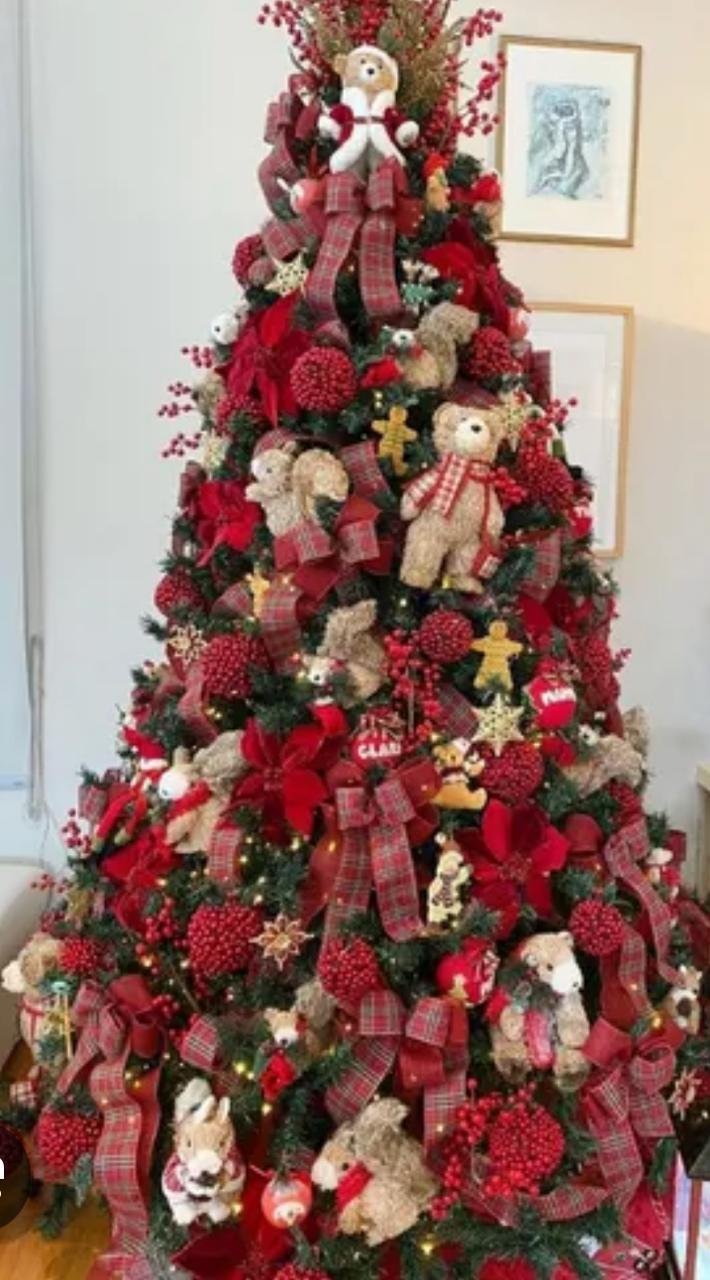 Árvore de Natal Decorada Vermelha com Laços, Ursinhos e Elementos Natalinos