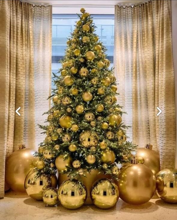 Árvore de Natal Decorada Bolas Douradas Gigantes