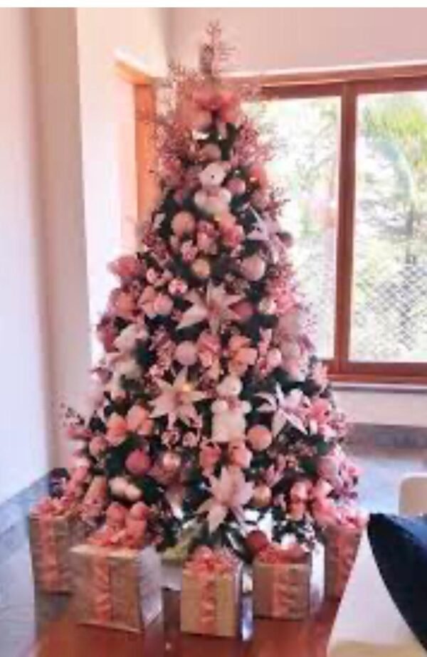 Pinheiro Gigante Decorada Rosa e Branco com Flores e Enfeites Românticos